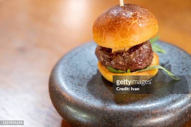 luxury fine dining, main course, mini kobe, wagyu beef burgers - little burger fotografías e imágenes de stock