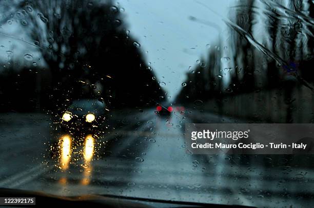 driving in rain - fahrzeuglicht stock-fotos und bilder