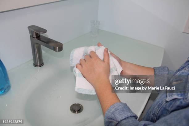 child drying hands with towel in bathroom - washcloth stockfoto's en -beelden