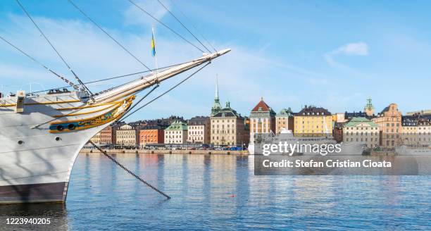 gamla stan in stockholm, sweden - grand hotel stockholm stock-fotos und bilder