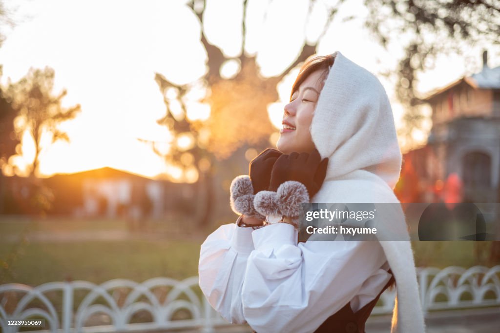 Junge asiatische Frau in kaltem Wetter Land Atemdampf