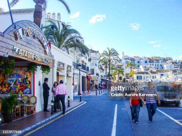puerto banus in marbella - puerto banus stockfoto's en -beelden