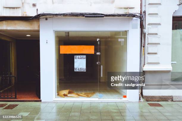 business closed with rental sign in spanish - empty store stock pictures, royalty-free photos & images