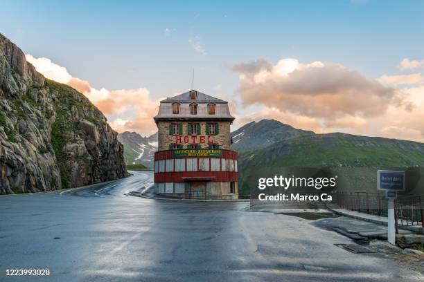 famoso hotel e restaurante belvédère com grampo de cabelo afiado e placa da cidade na rua furka pass. - cantão de valais - fotografias e filmes do acervo