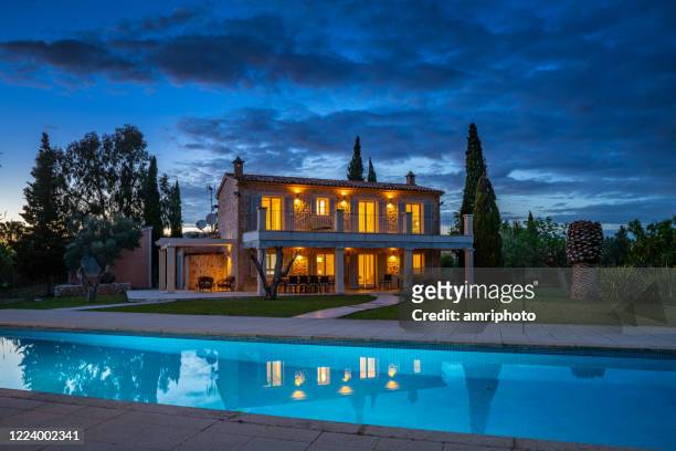 schöne spanische finca am abend beleuchtet - luxury property stock-fotos und bilder