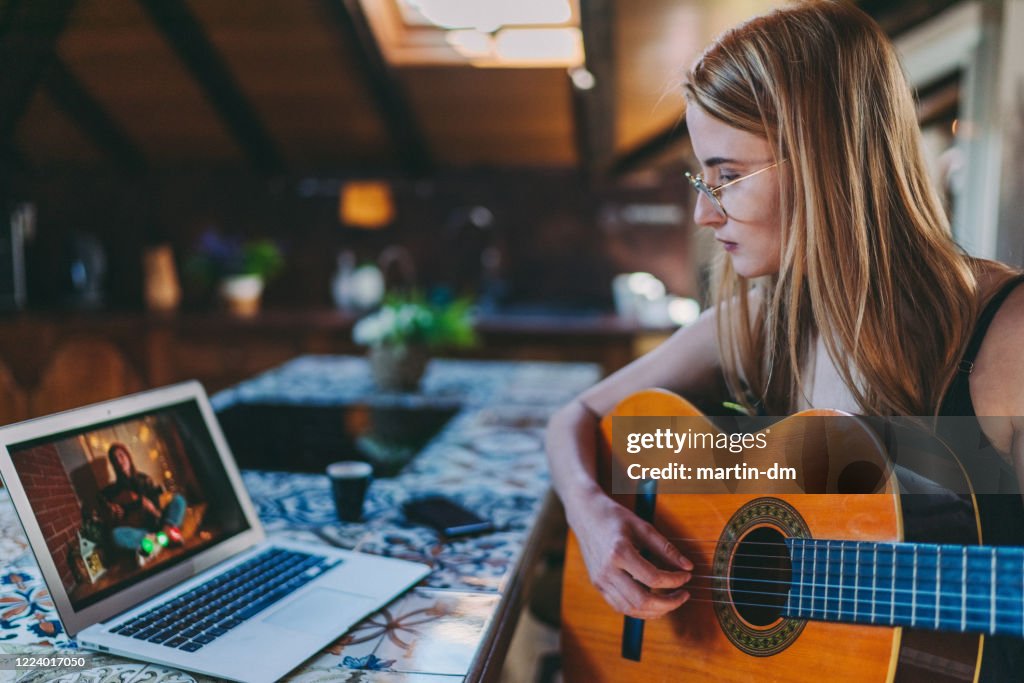 Teleconferência com música