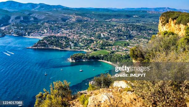 die bäche der stadt cassis von der kammstraße aus gesehen - cassis stock-fotos und bilder