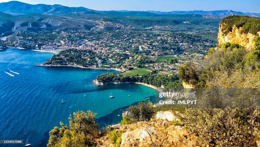 Los arroyos de la ciudad de Cassis vistos desde la carretera de la cresta