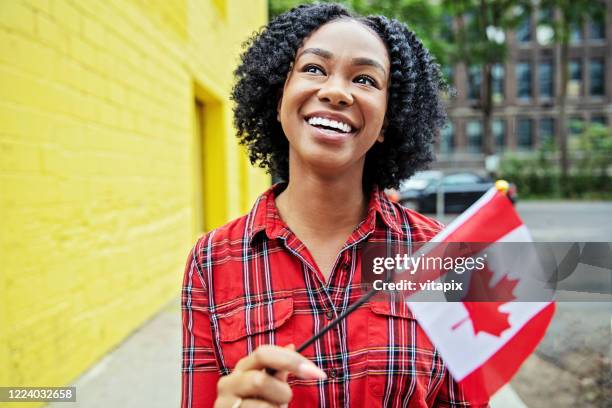 celebrazione del canada day - bandiera del canada foto e immagini stock