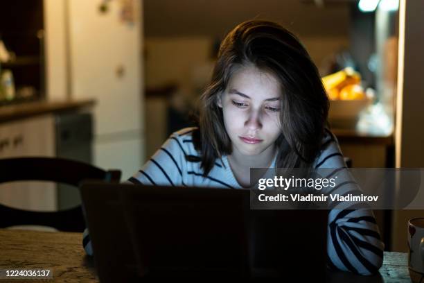 adolescente frente a la computadora a altas horas de la noche - online bullying fotografías e imágenes de stock