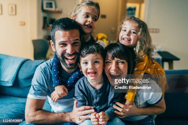 retrato de familia feliz - family with three children fotografías e imágenes de stock