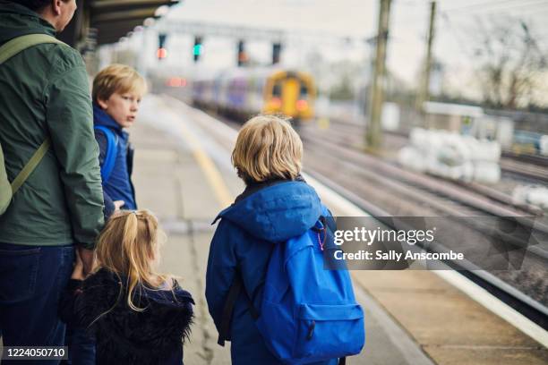 family waiting for the train - station de vacances fotografías e imágenes de stock