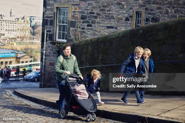 family walking together in edinburgh - edinburgh street stock-fotos und bilder