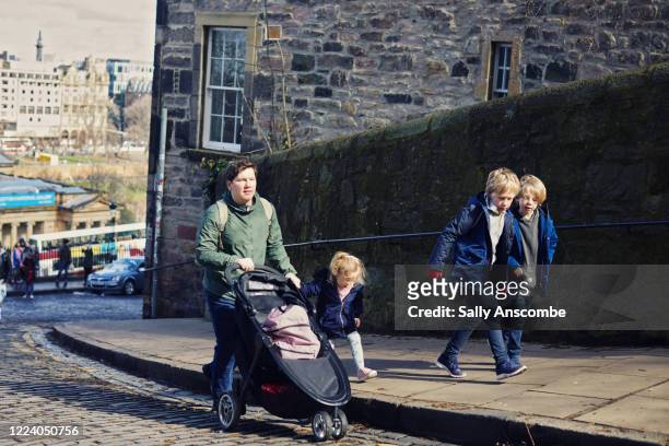 family walking together in edinburgh - edinburgh scotland photos et images de collection