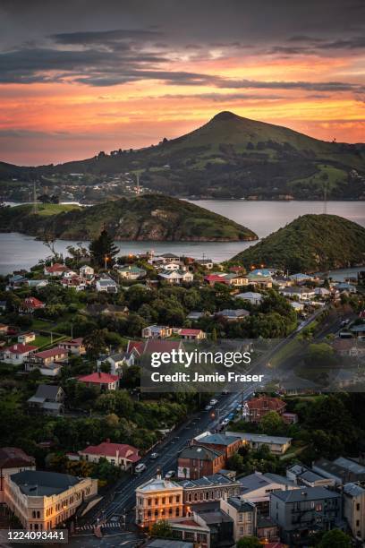 pôr do sol sobre harbour cone (hereweka), e port chalmers, dunedin, nova zelândia - dunedin new zealand - fotografias e filmes do acervo