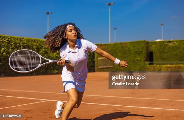 コート上の美しい黒人女子テニス選手 - テニス 女性 ストックフォトと画像