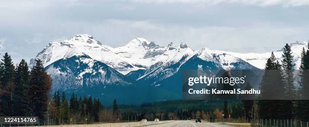 trans canadian highway with mt ishbel in background - ishbel stock pictures, royalty-free photos & images