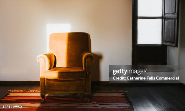 orange armchair - silla vacía fotografías e imágenes de stock