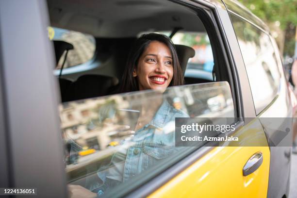 glimlachende vrouwelijke vakantieganger die van mening van het venster van de taxi geniet - taxi españa stockfoto's en -beelden