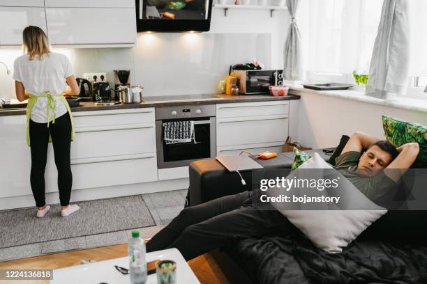 gewoon huiselijk leven - lazy stockfoto's en -beelden