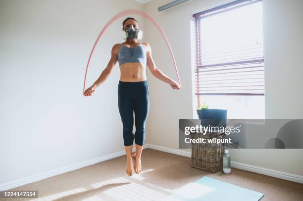 la corda salta la videochiamata per l'allenamento a casa con maschera facciale industriale - gilet capo di vestiario foto e immagini stock