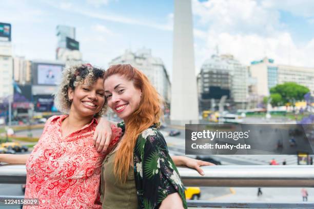 amigos argentinos perto de obelisco em buenos aires - obelisco de buenos aires - fotografias e filmes do acervo