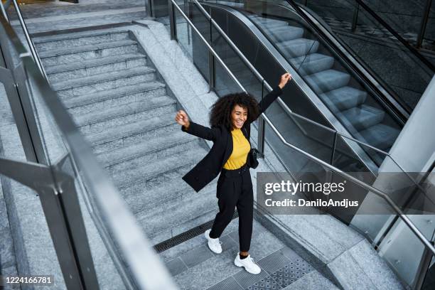 schöne geschäftsfrau im freien - business woman movement dynamic stock-fotos und bilder