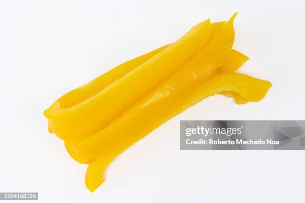 slices of yellow pepper over white background - gelbe paprika stock-fotos und bilder