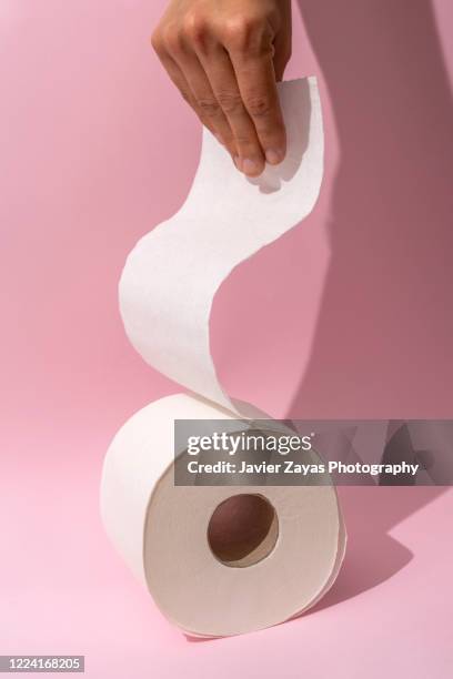 toilet roll on pink background - tissue softness stock pictures, royalty-free photos & images