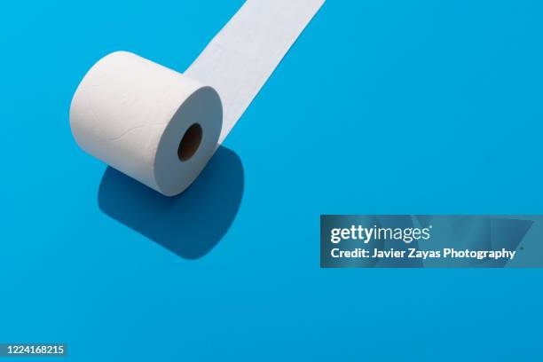 toilet roll on blue background - no toilet paper stock pictures, royalty-free photos & images