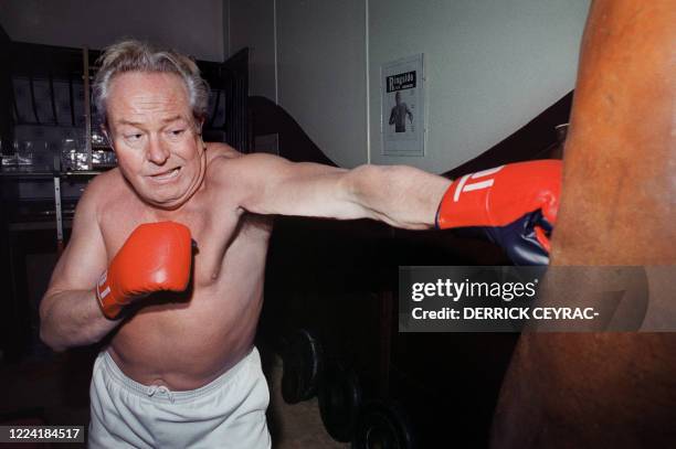 Le président du Front National Jean-Marie Le Pen, candidat aux élections présidentielles, s'entraîne à la boxe le 29 janvier 1988 dans la salle de...