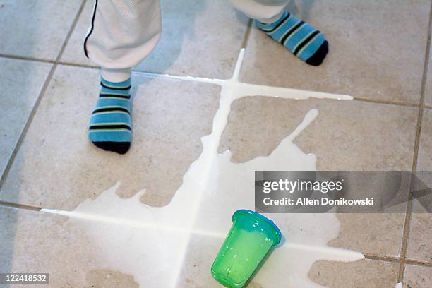 spilled milk on tile - caneca para bebê - fotografias e filmes do acervo