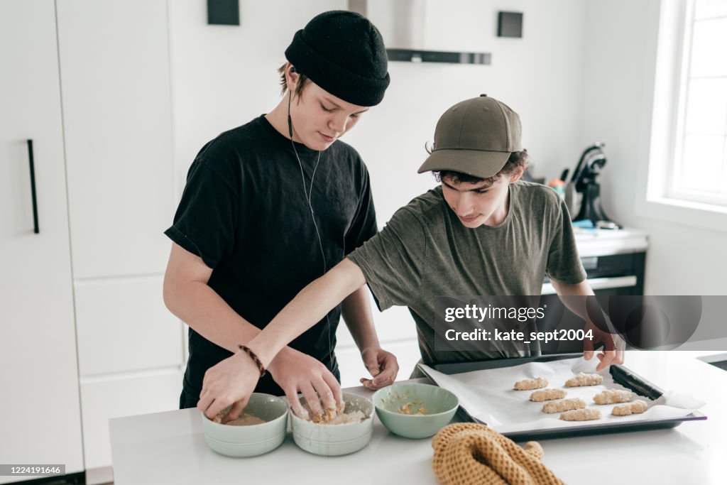 Los adolescentes son palitos de queso para hornear