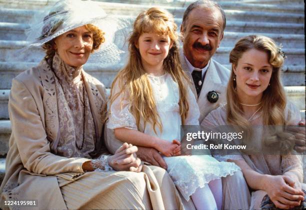 Vanessa Redgrave, Grace Gummer, Armin Mueller-Stahl and Teri Polo on the set of "The House of the Spirits", directed by Bille August, 1992