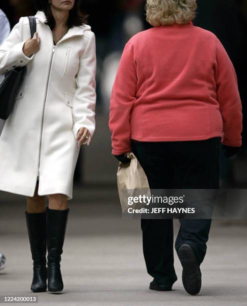 Women walk on Michigan Avenue 19 October 2006 in Chicago, Illinois. Some 2000 health experts gather in Boston, Massachusetts, on 20 October 2006, for...