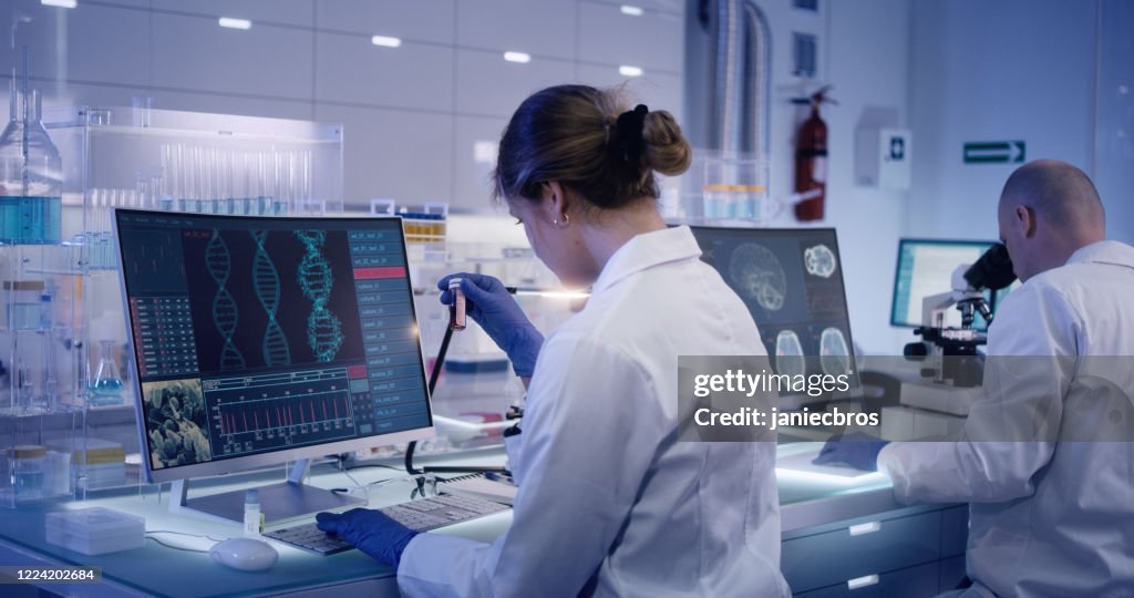 Multiethnisches Forschungsteam untersucht DNA-Mutationen. Ärztin im Vordergrund