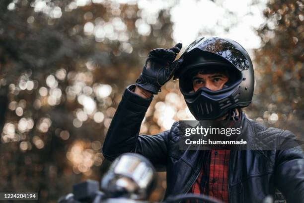 de bestuurder van de motorfiets - motorfietser stockfoto's en -beelden