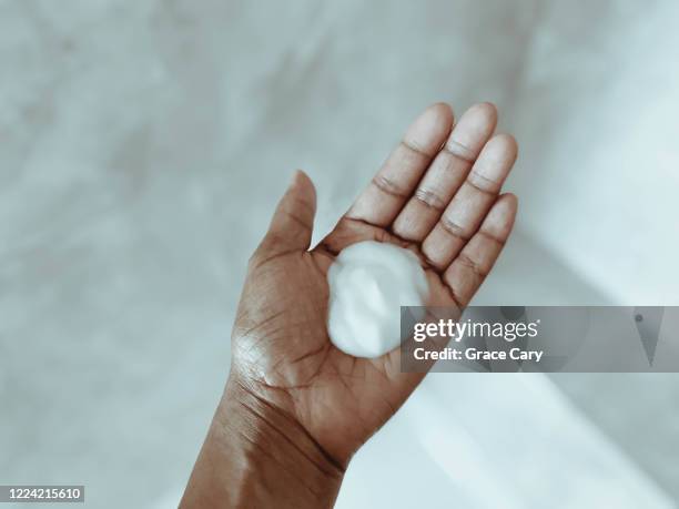 woman holds handful of beauty product - hair conditioner stock pictures, royalty-free photos & images