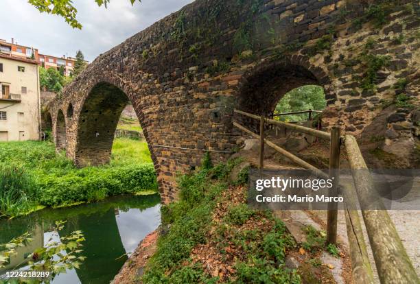 sant joan les fonts in girona - romeinse brug stockfoto's en -beelden