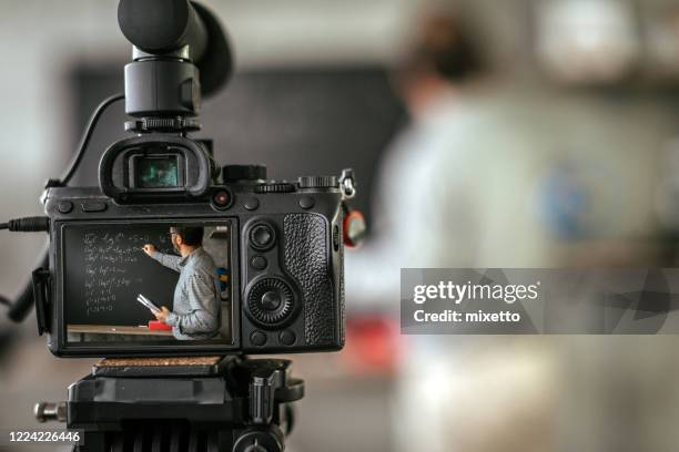 het opnemen van educatieve video tutorial voor vlog - movie camera stockfoto's en -beelden