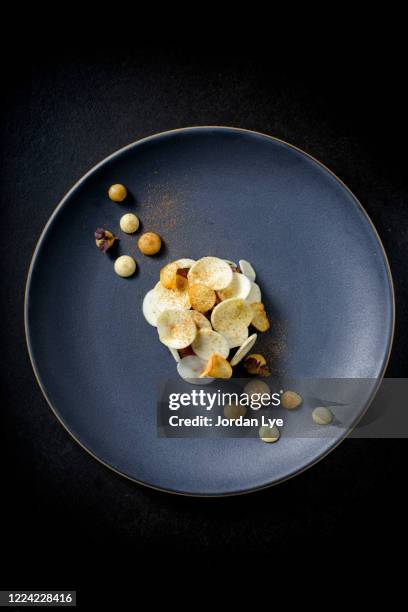 fine dining of 60 days grass beef - stylisme culinaire photos et images de collection