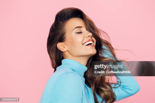 retrato de estudio de una chica hermosa - straight hair fotografías e imágenes de stock