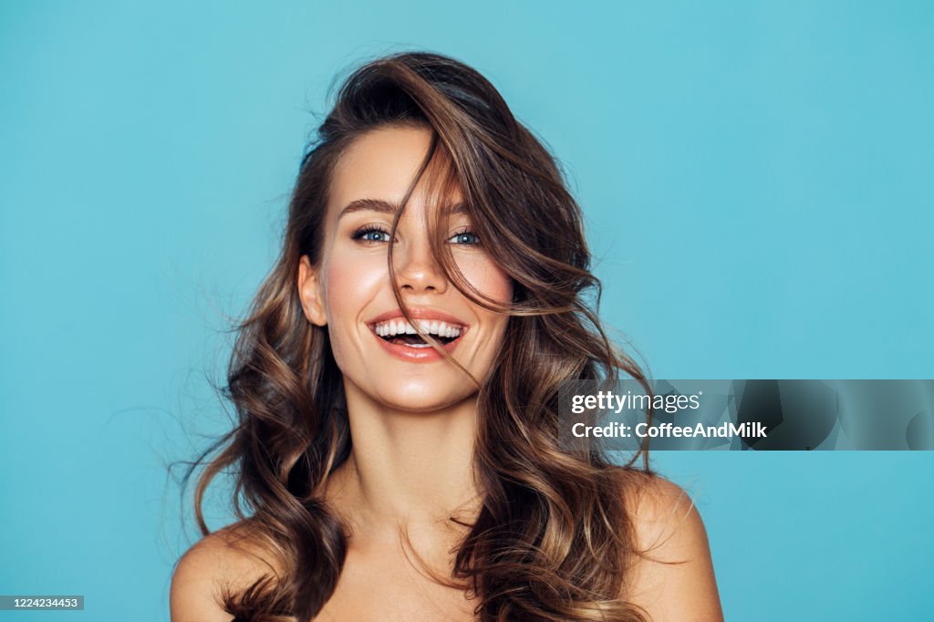 Retrato de estudio de una chica hermosa