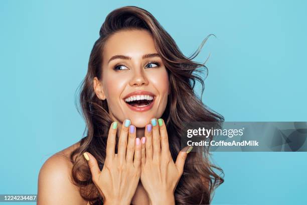 verticale de studio d’une belle fille - manucure photos et images de collection