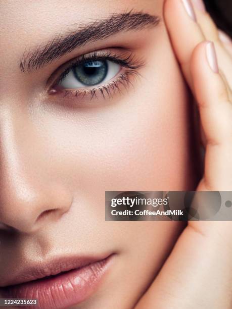 retrato de cerca de la hermosa chica - face woman fotografías e imágenes de stock