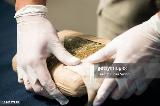 drug trafficking - package with ilegal marijuana - cannabis drugs stockfoto's en -beelden