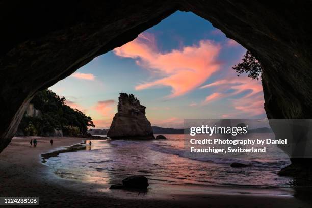 cathedral cove sunset with clouds - halbinsel coromandel peninsula stock-fotos und bilder