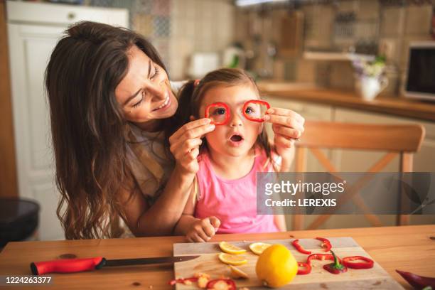 fun healthy cooking - offspring stock-fotos und bilder