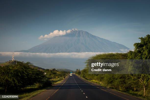 a road with mount meru in background, tanzania. - arusha national park 個照片及圖片檔