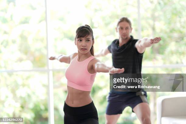 yoga home practice warrior pose - good posture 個照片及圖片檔